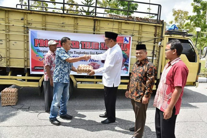 Ribuan Butir Telor Karen Pokphan Serahkan Kepada Warga Kampar